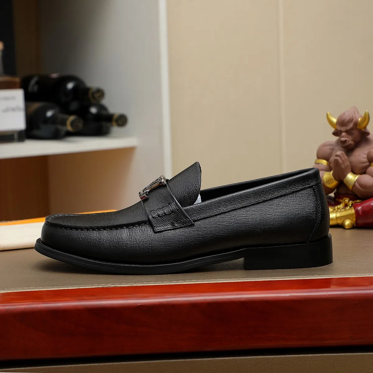 Men's shoes 460 💰 Louis Vuitton LV ® 🆕 model 🔛 full shoe counter, first layer cowhide, 🐂leather lining casual shoes for men, super soft outsole, a must-have for driving. Synchronized with the counter, original first layer cowhide, completely 1:1 mold customization 🌹 top version, color optional! Number: 38-44 (45.46 customized)